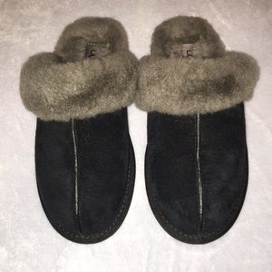 UGGS slippers size 5 💕💕